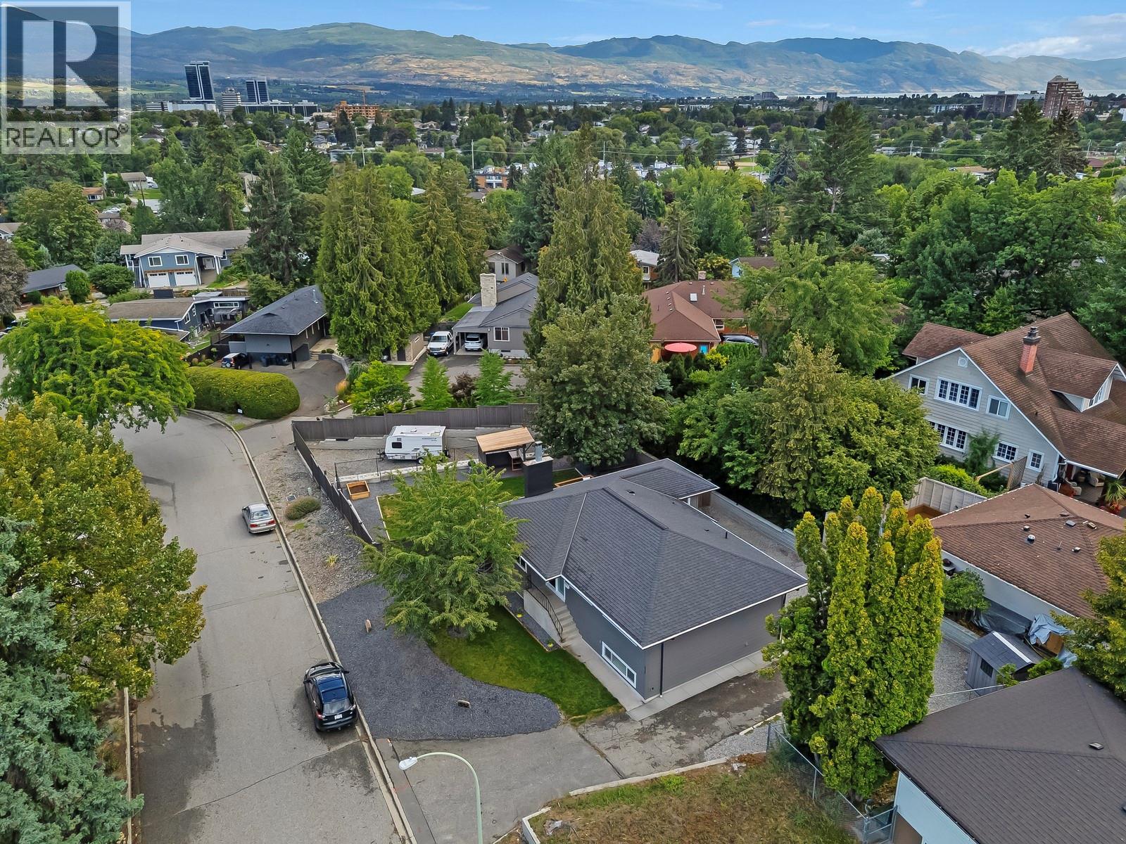 Photo 9 of 1552 Pinehurst Crescent, Kelowna BC