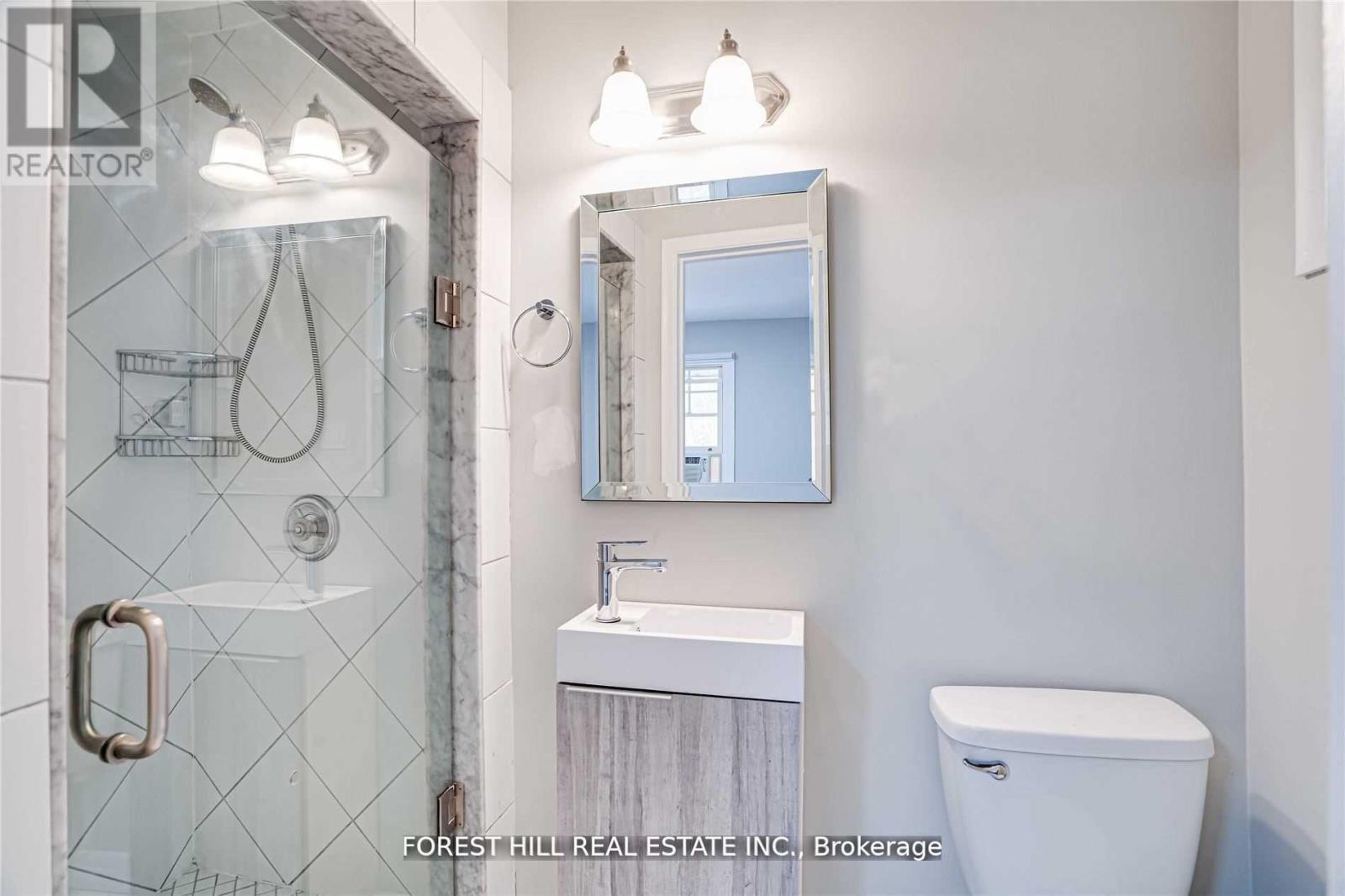Photo 5 of Upper 8 Poplar Plains Crescent, Toronto ON