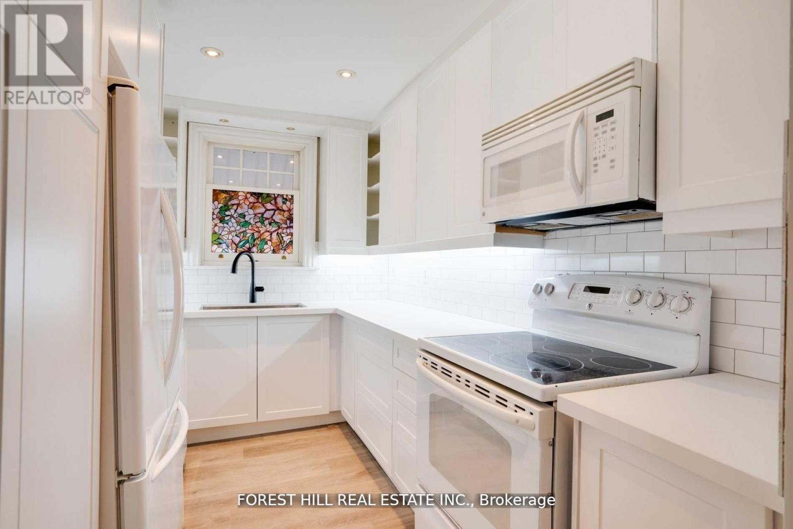 Photo 22 of Upper 8 Poplar Plains Crescent, Toronto ON