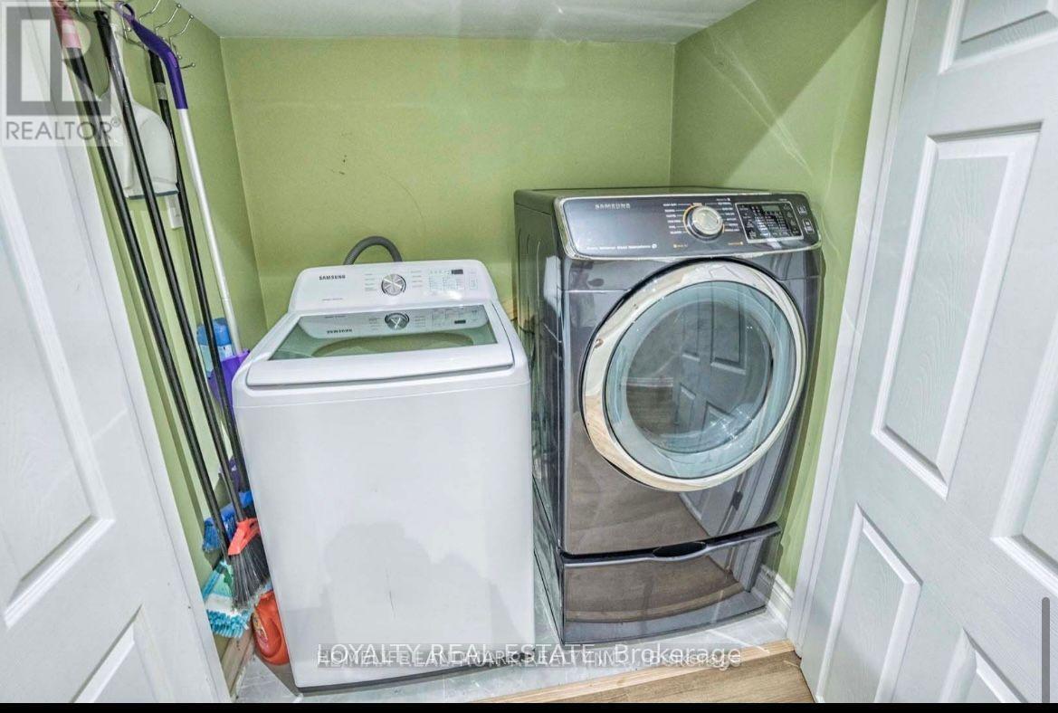 Photo 3 of 331 Chartland Boulevard S, Toronto ON