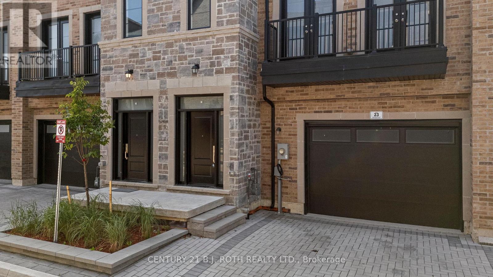 Photo 2 of 23 260 Eagle Street, Newmarket ON