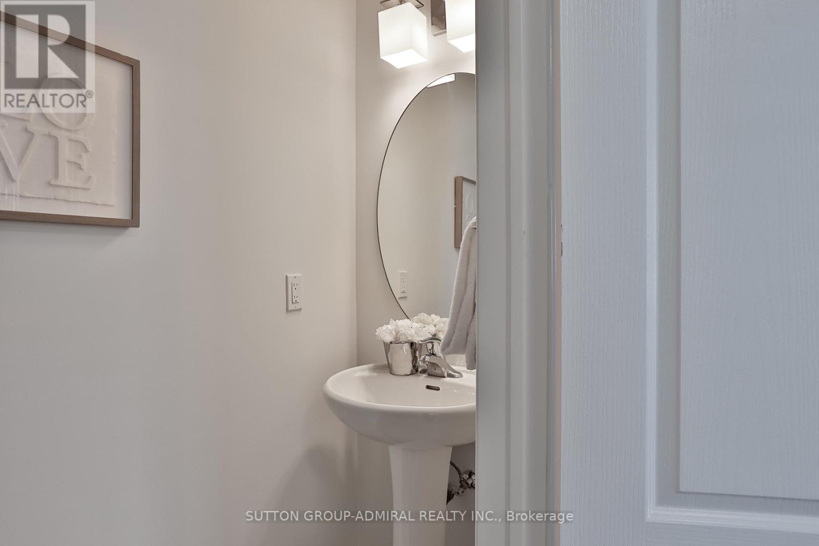 Photo 16 of 46 15 Old Colony Road, Richmond Hill ON