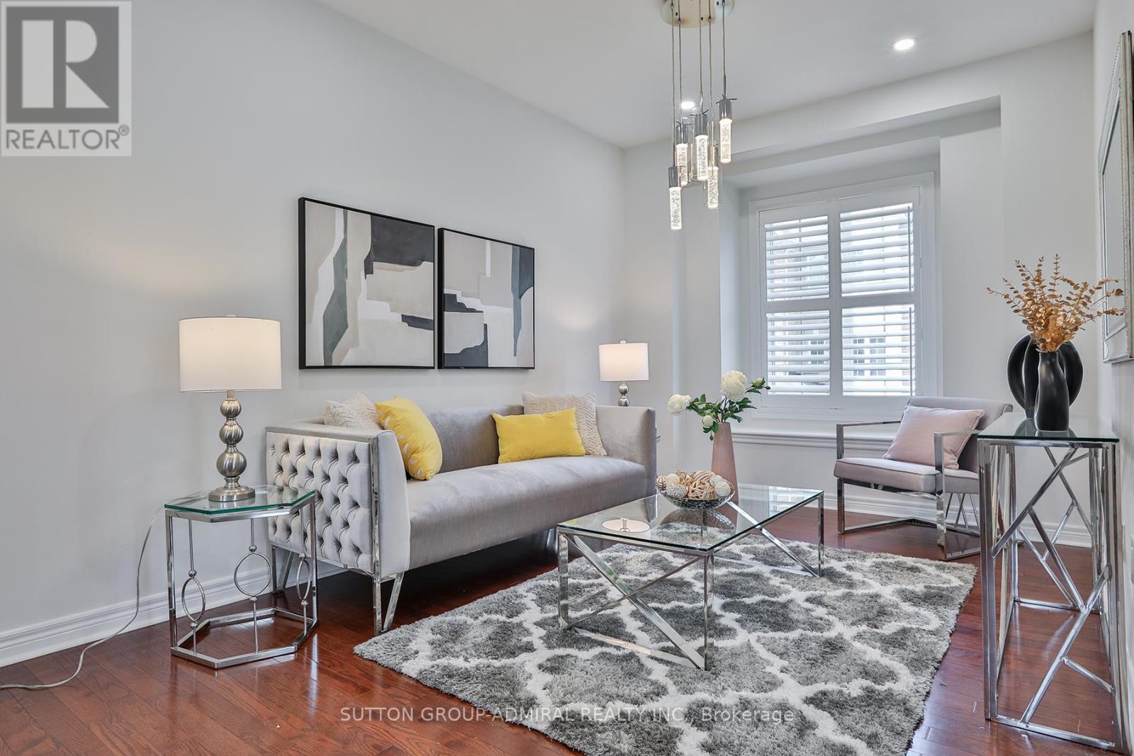 Photo 15 of 46 15 Old Colony Road, Richmond Hill ON