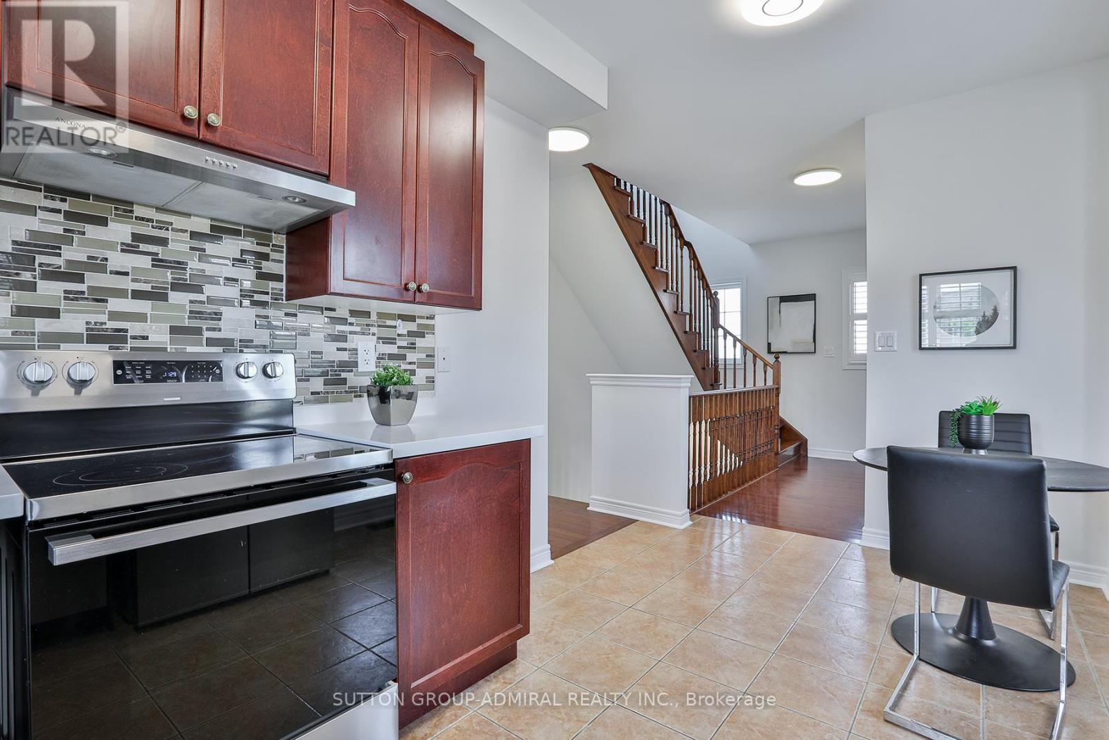 Photo 8 of 46 15 Old Colony Road, Richmond Hill ON