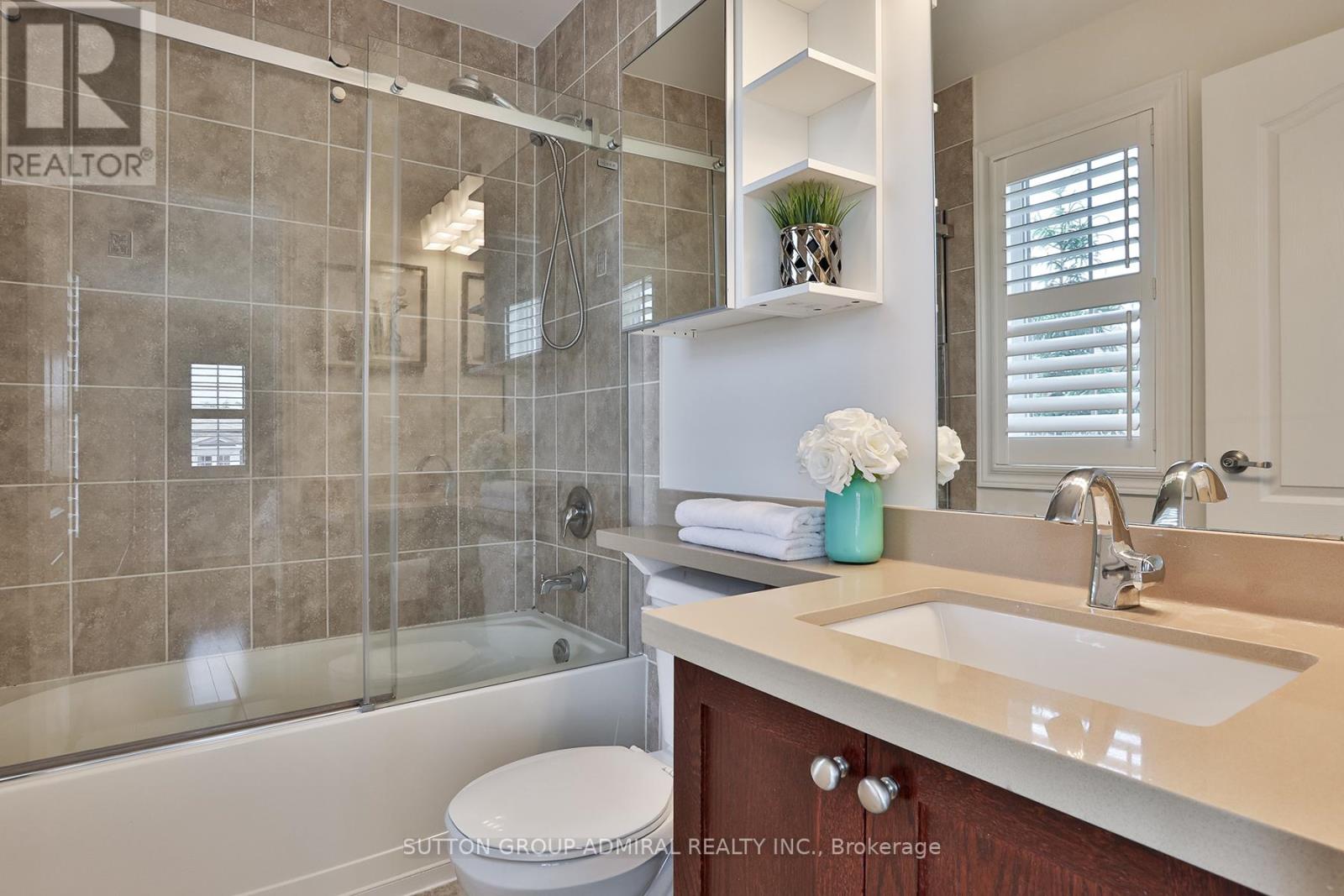 Photo 11 of 46 15 Old Colony Road, Richmond Hill ON