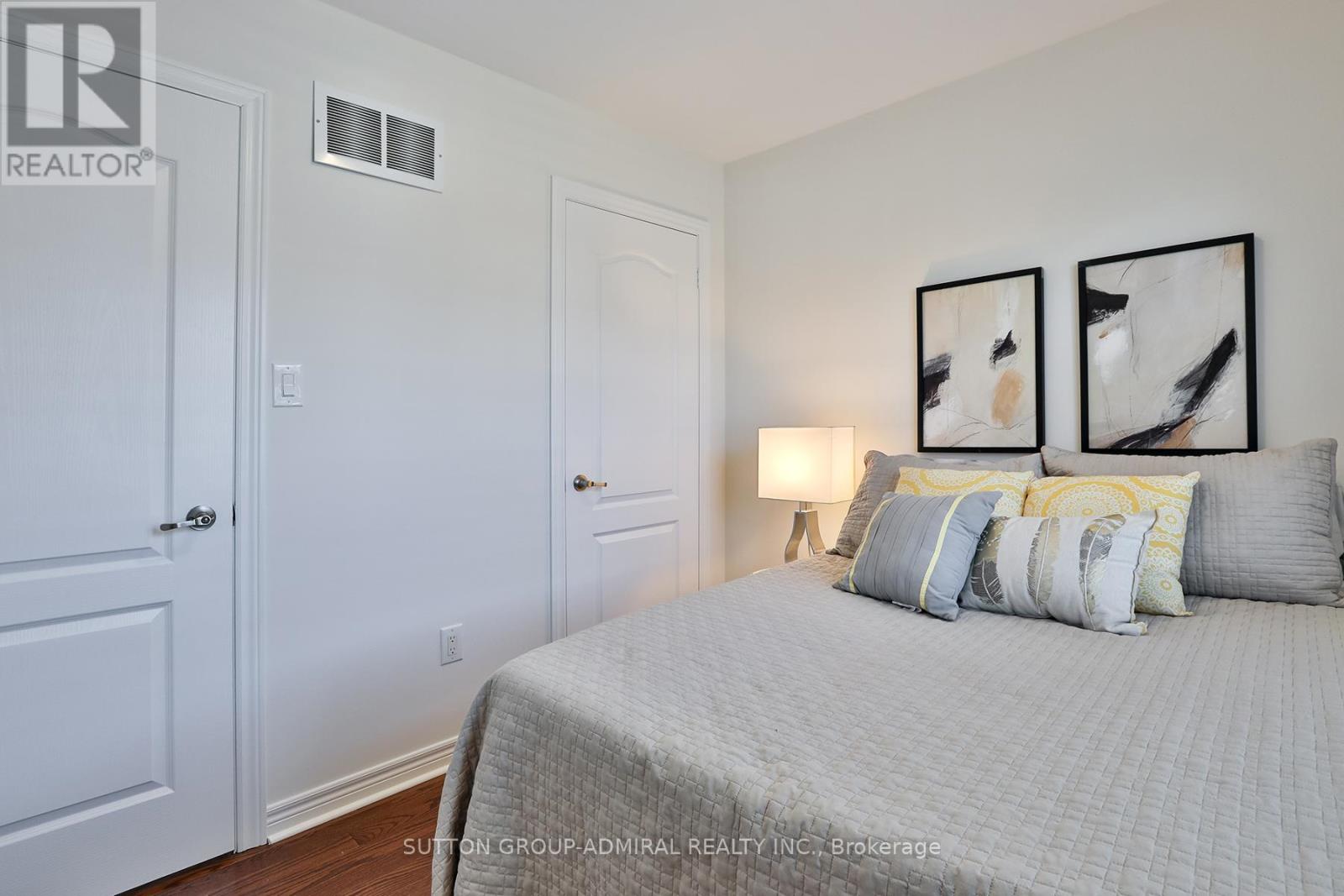 Photo 35 of 46 15 Old Colony Road, Richmond Hill ON