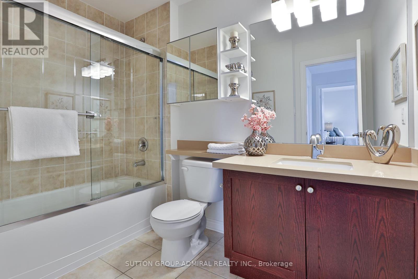 Photo 27 of 46 15 Old Colony Road, Richmond Hill ON