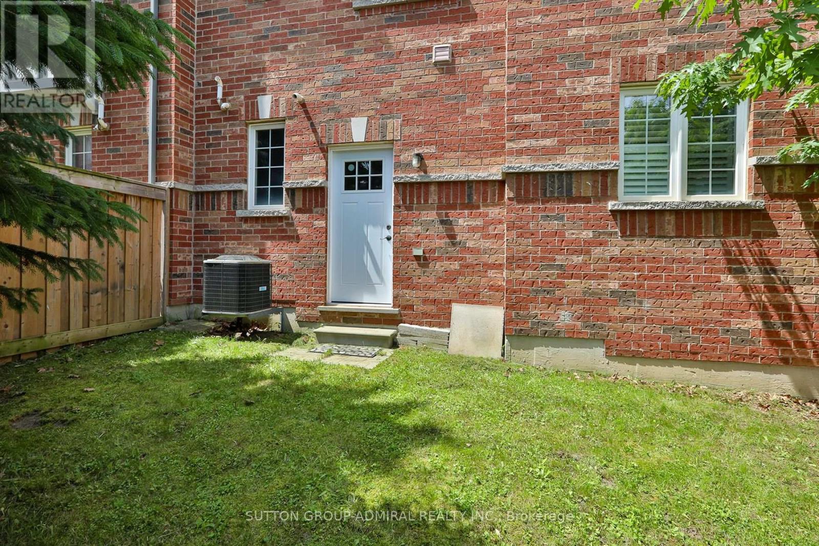 Photo 28 of 46 15 Old Colony Road, Richmond Hill ON