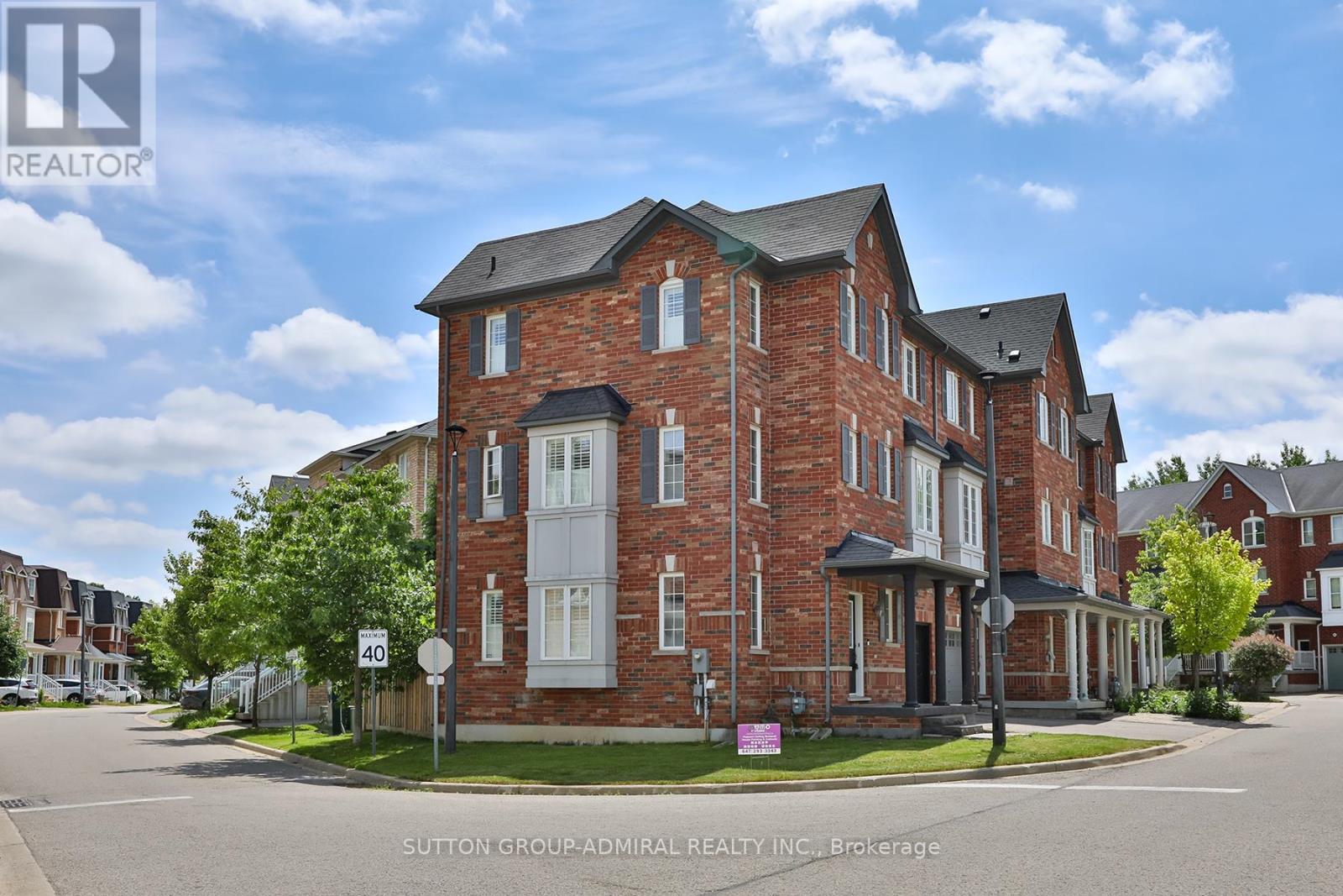 Photo 24 of 46 15 Old Colony Road, Richmond Hill ON