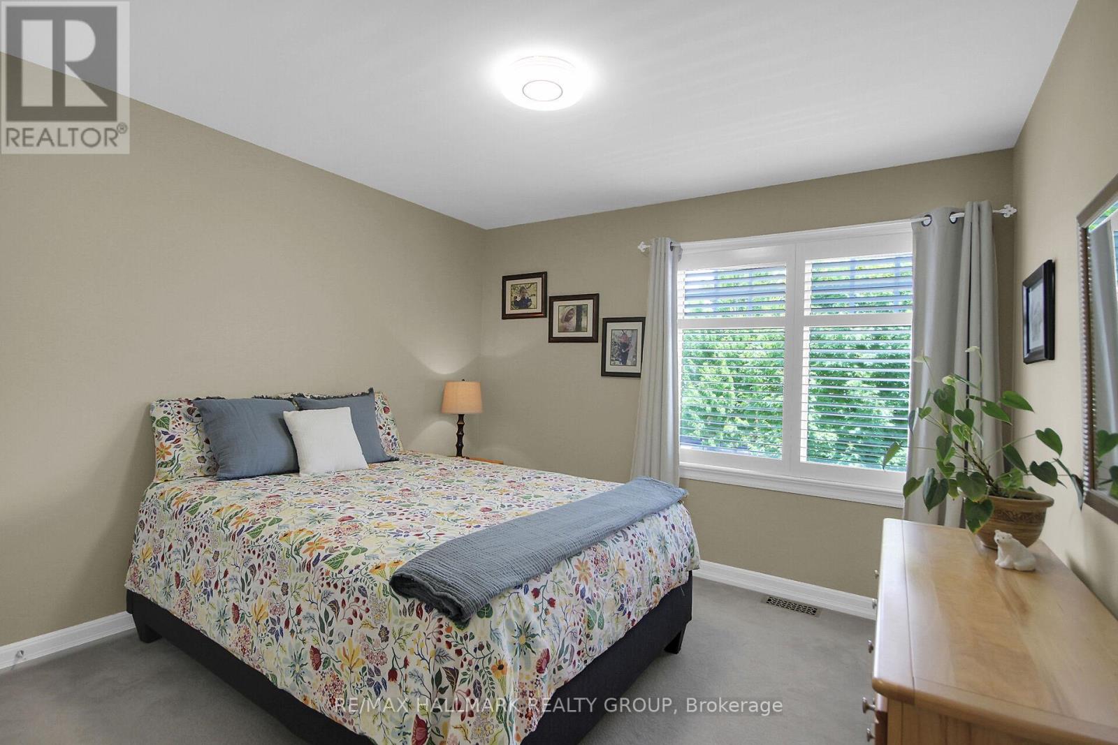 Photo 23 of 30 Oakbriar Crescent, Ottawa ON