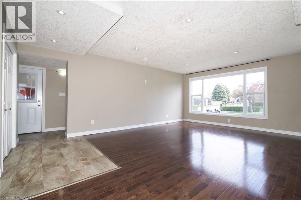 Photo 10 of 39 Markwood Drive, Kitchener ON