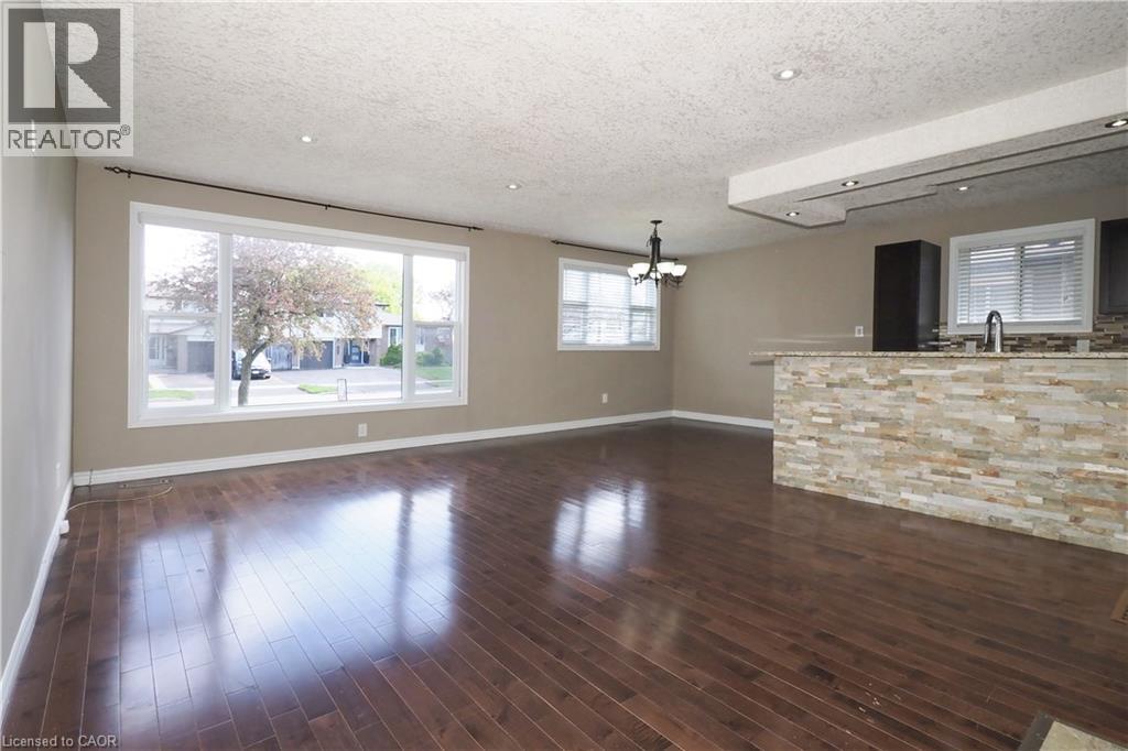 Photo 8 of 39 Markwood Drive, Kitchener ON