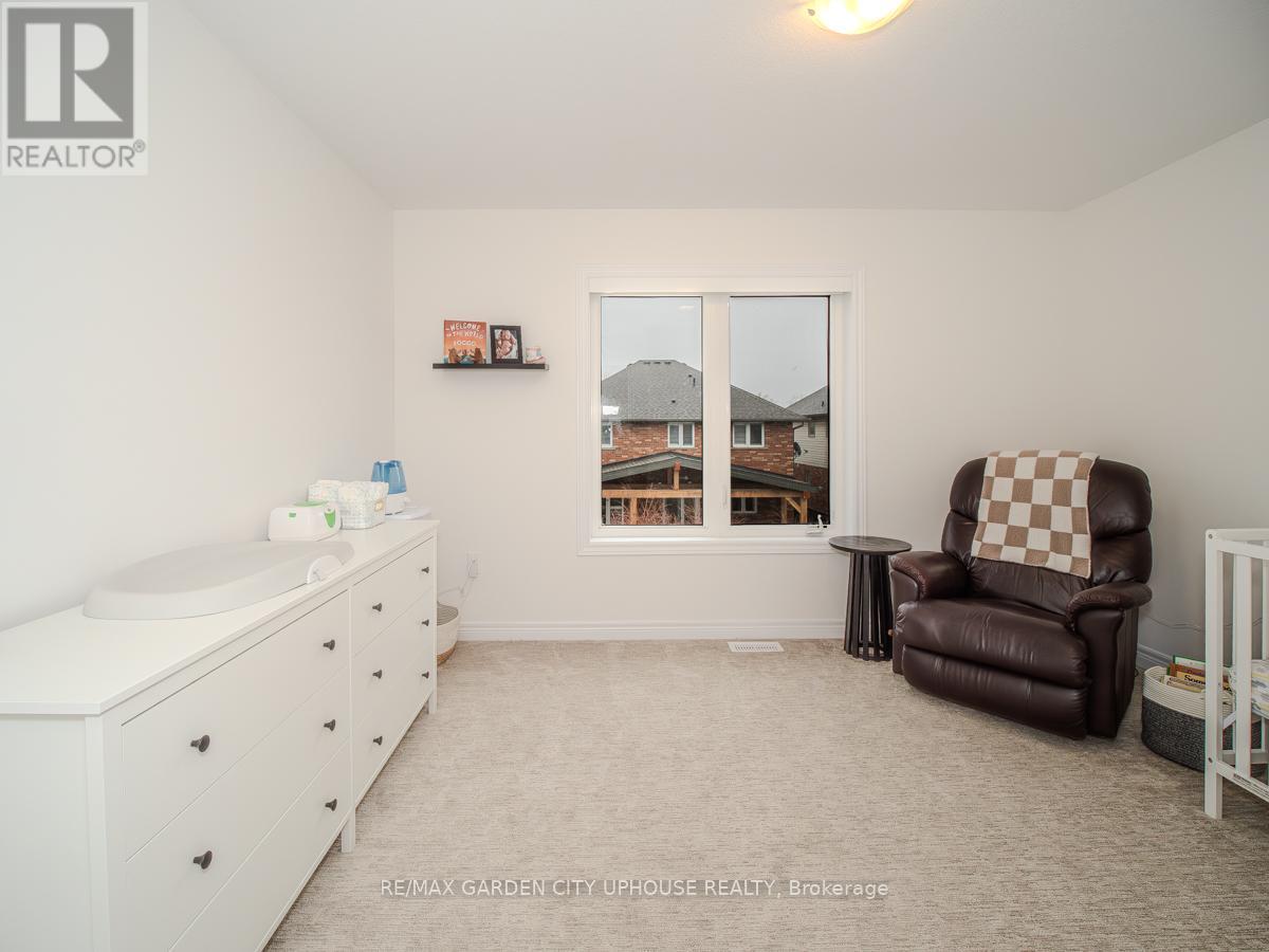 Photo 5 of 111 Starfire Crescent, Hamilton ON