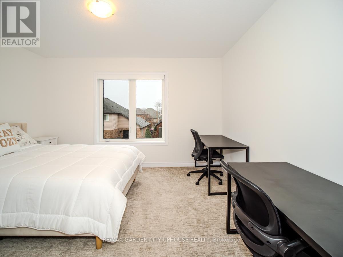 Photo 12 of 111 Starfire Crescent, Hamilton ON