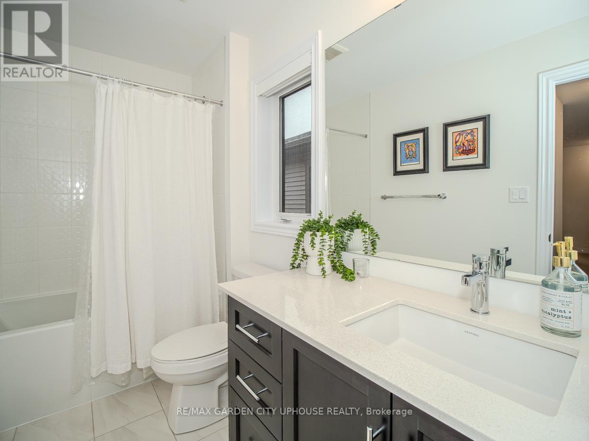 Photo 7 of 111 Starfire Crescent, Hamilton ON