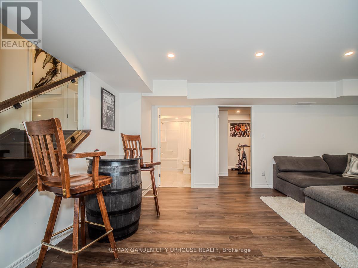 Photo 15 of 111 Starfire Crescent, Hamilton ON