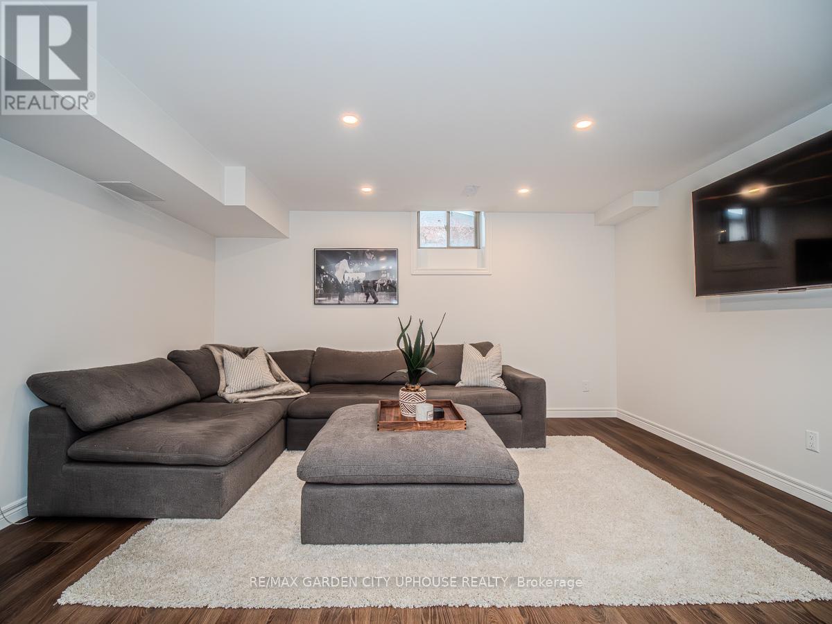 Photo 10 of 111 Starfire Crescent, Hamilton ON