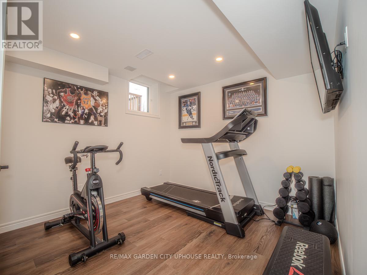 Photo 8 of 111 Starfire Crescent, Hamilton ON