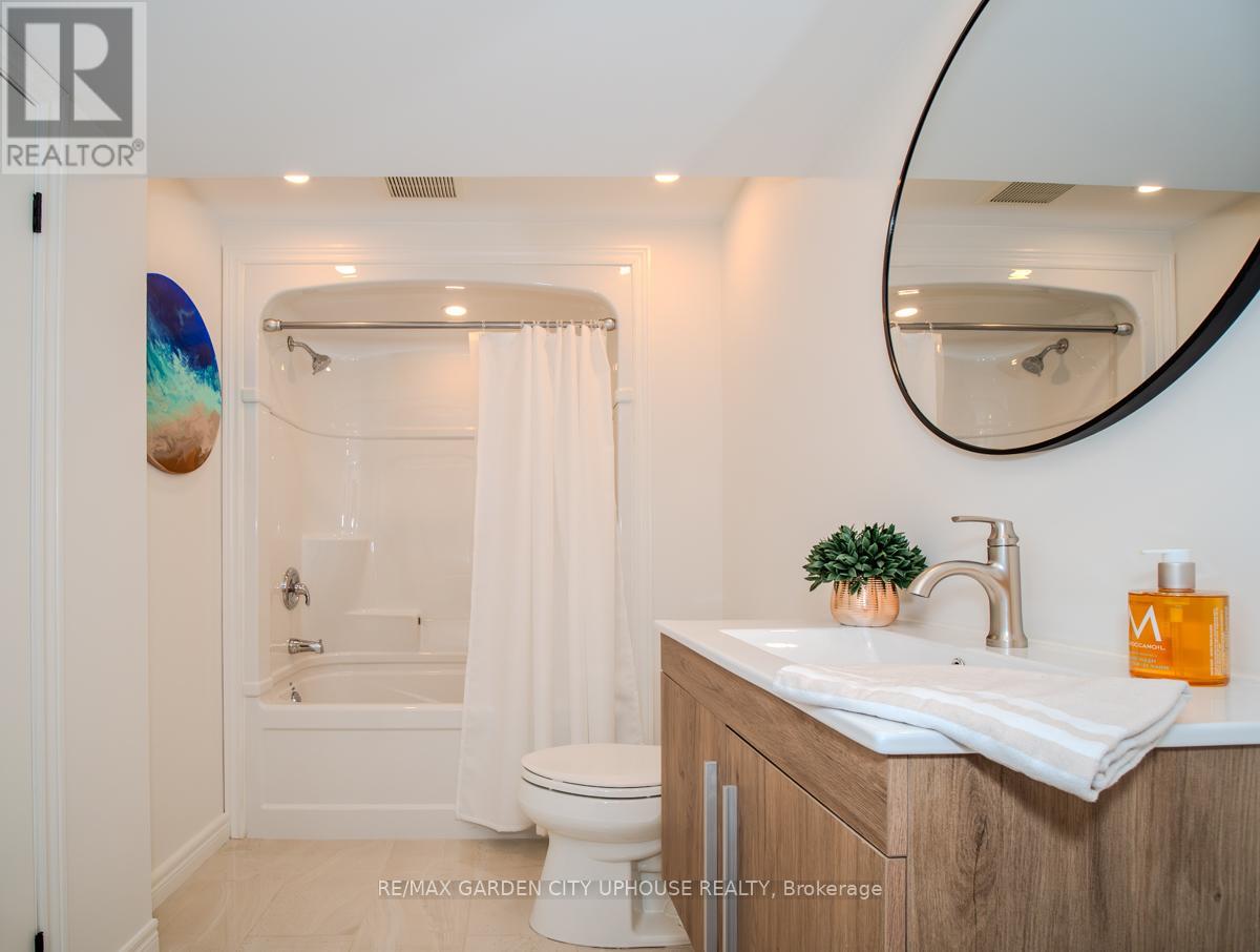 Photo 16 of 111 Starfire Crescent, Hamilton ON