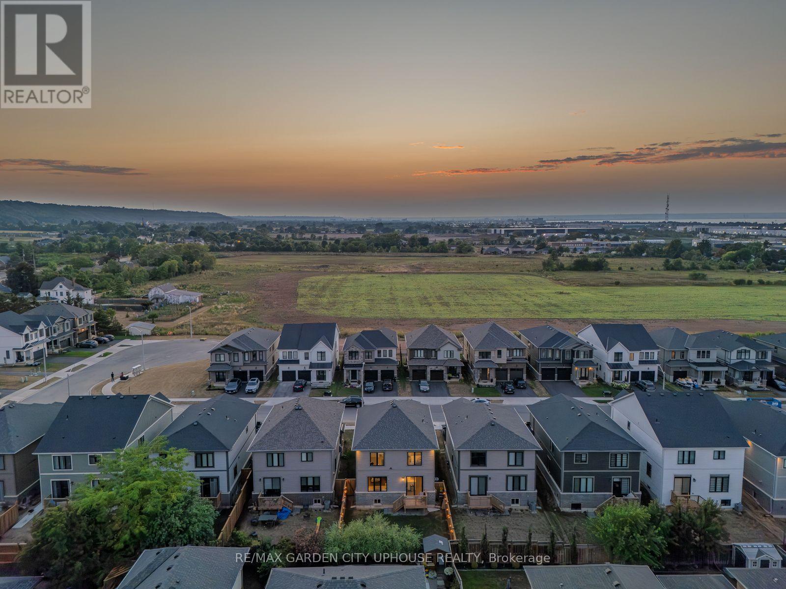 Photo 6 of 111 Starfire Crescent, Hamilton ON