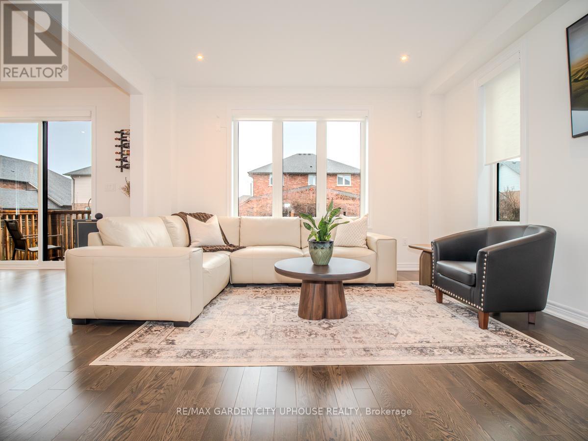 Photo 4 of 111 Starfire Crescent, Hamilton ON