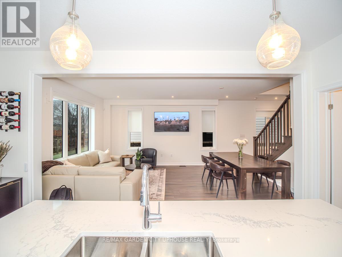 Photo 13 of 111 Starfire Crescent, Hamilton ON