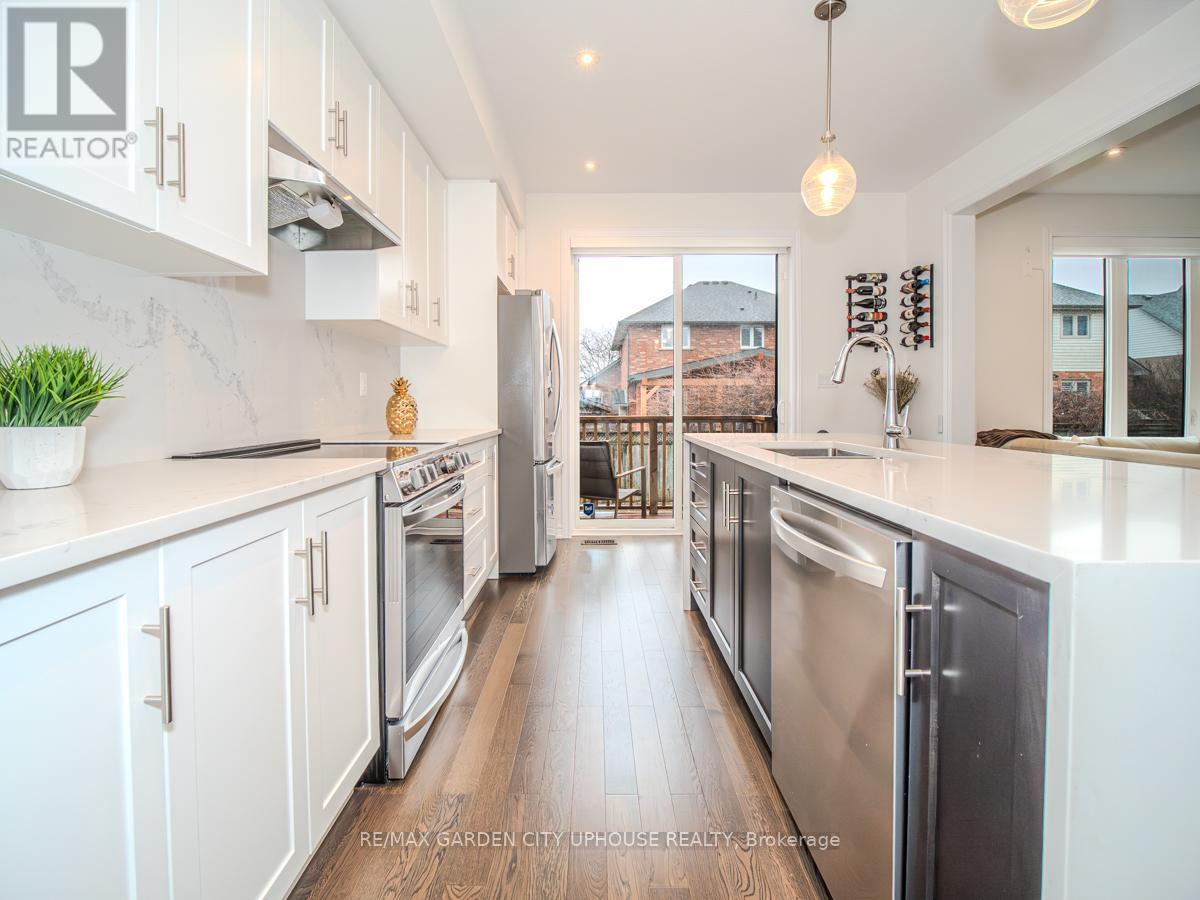 Photo 19 of 111 Starfire Crescent, Hamilton ON