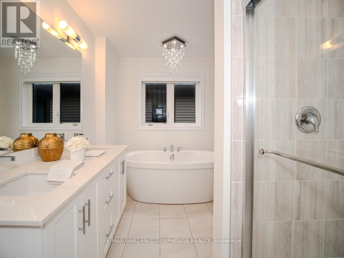 Photo 3 of 111 Starfire Crescent, Hamilton ON