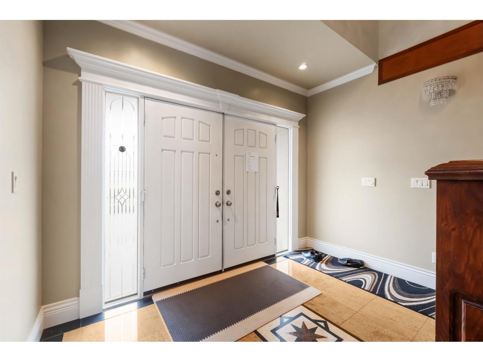 Photo 5 of 6832 Kilburn Place, Surrey BC