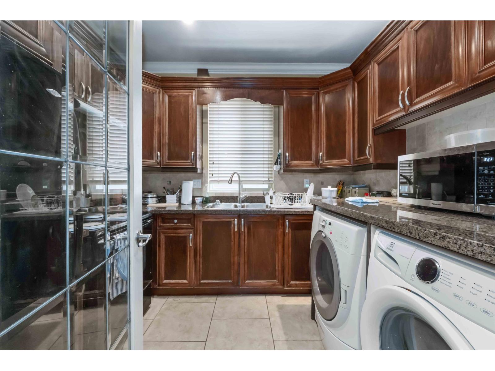 Photo 12 of 6832 Kilburn Place, Surrey BC