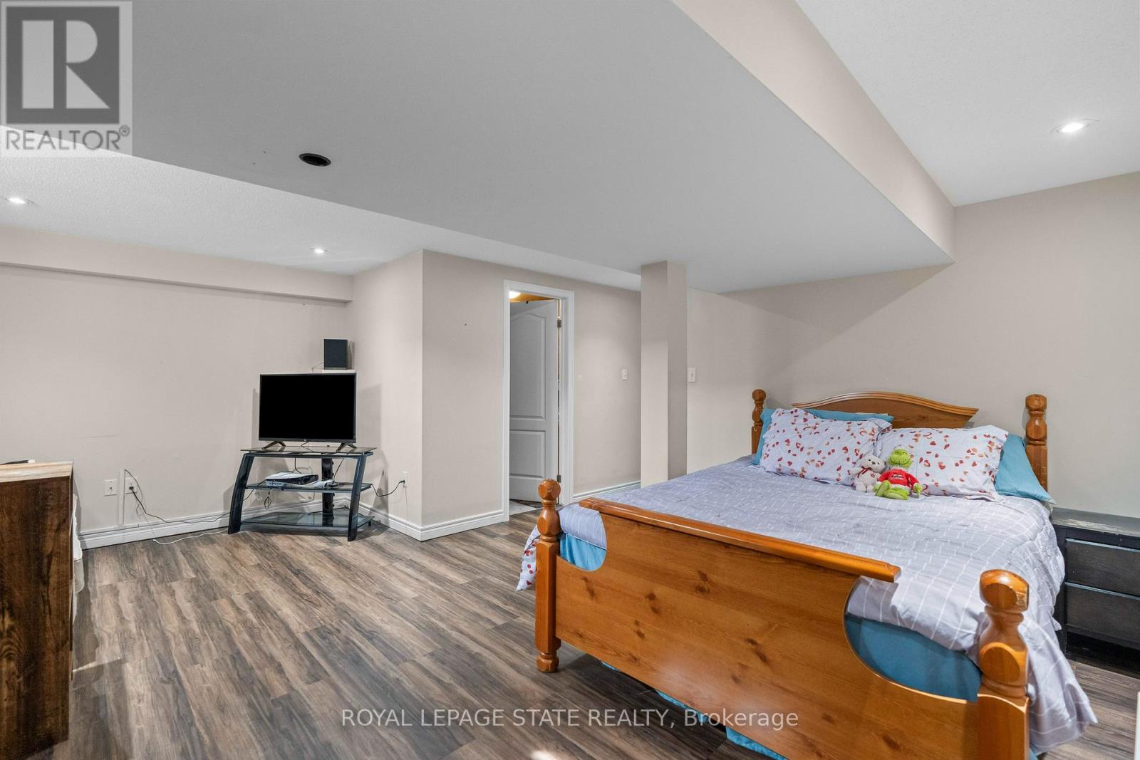 Photo 12 of 27 Marina Point Crescent, Hamilton ON