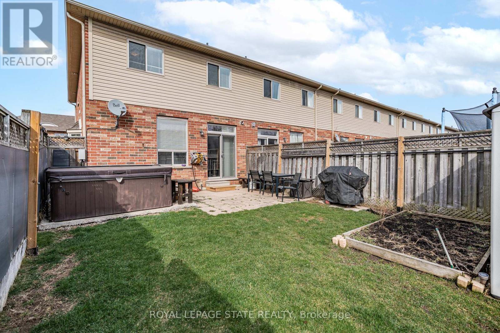 Photo 11 of 27 Marina Point Crescent, Hamilton ON