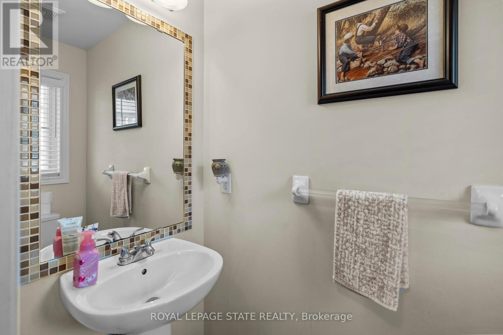 Photo 3 of 27 Marina Point Crescent, Hamilton ON