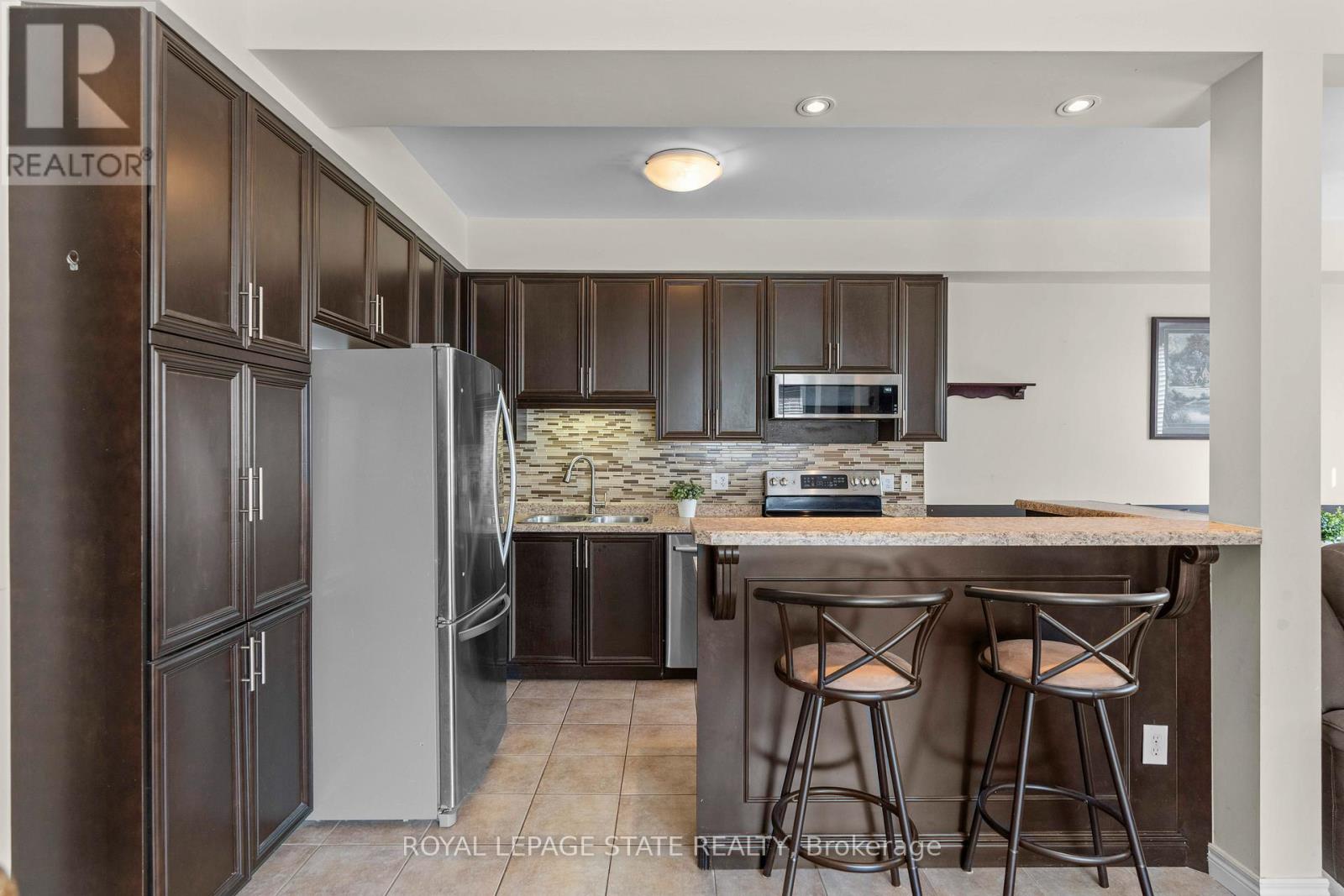 Photo 17 of 27 Marina Point Crescent, Hamilton ON