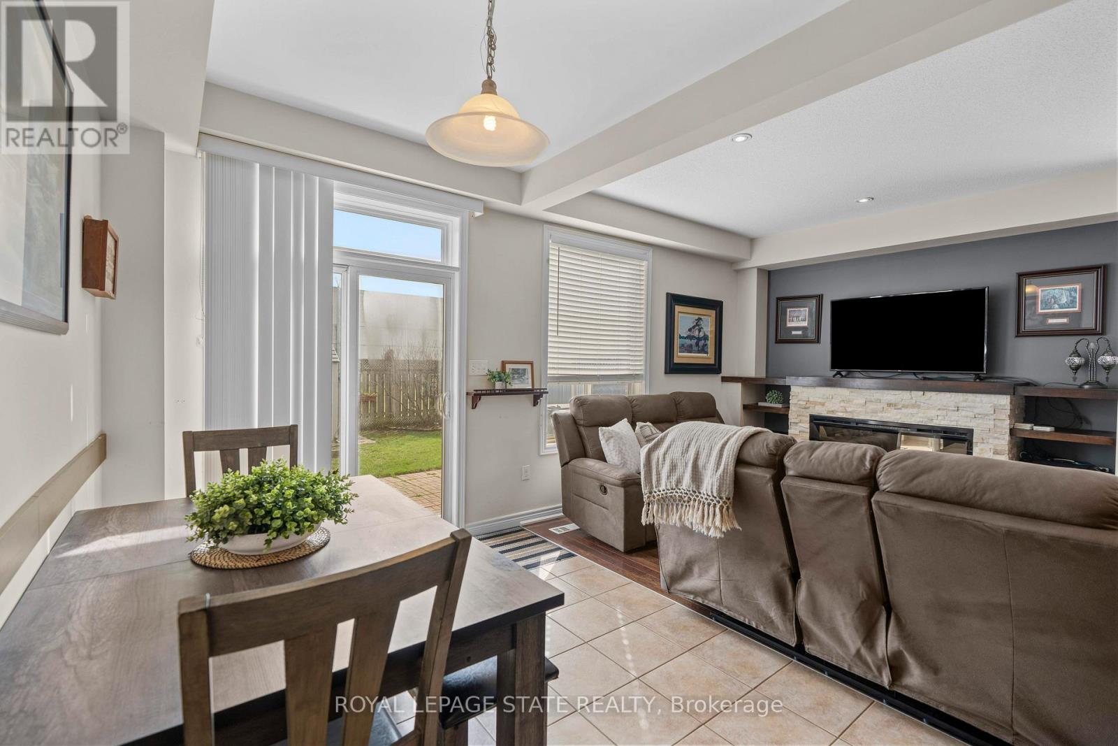 Photo 18 of 27 Marina Point Crescent, Hamilton ON