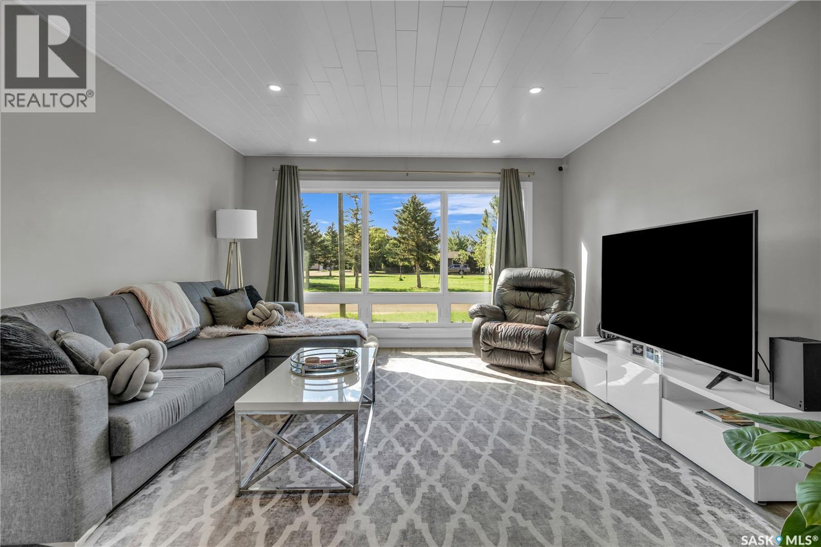 Photo 37 of 106 Wood Crescent, Assiniboia SK
