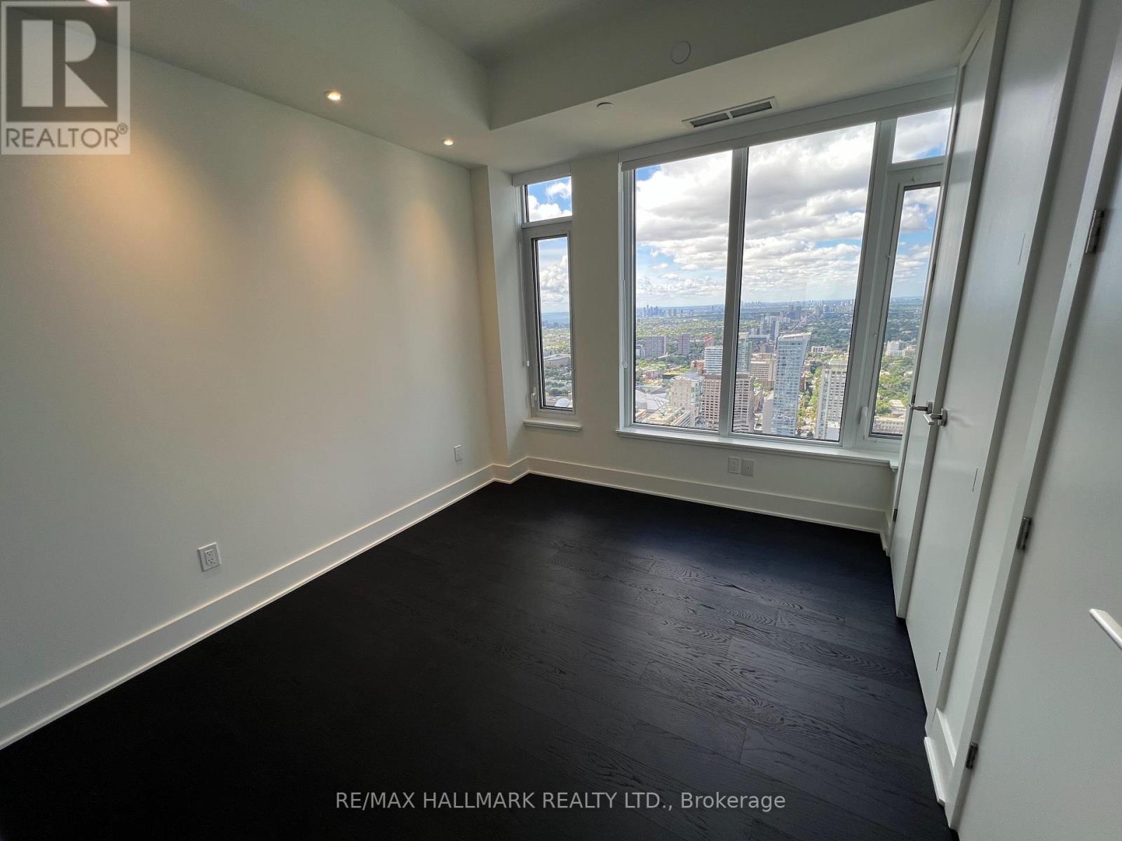 Photo 32 of 4709 11 Yorkville Avenue, Toronto ON