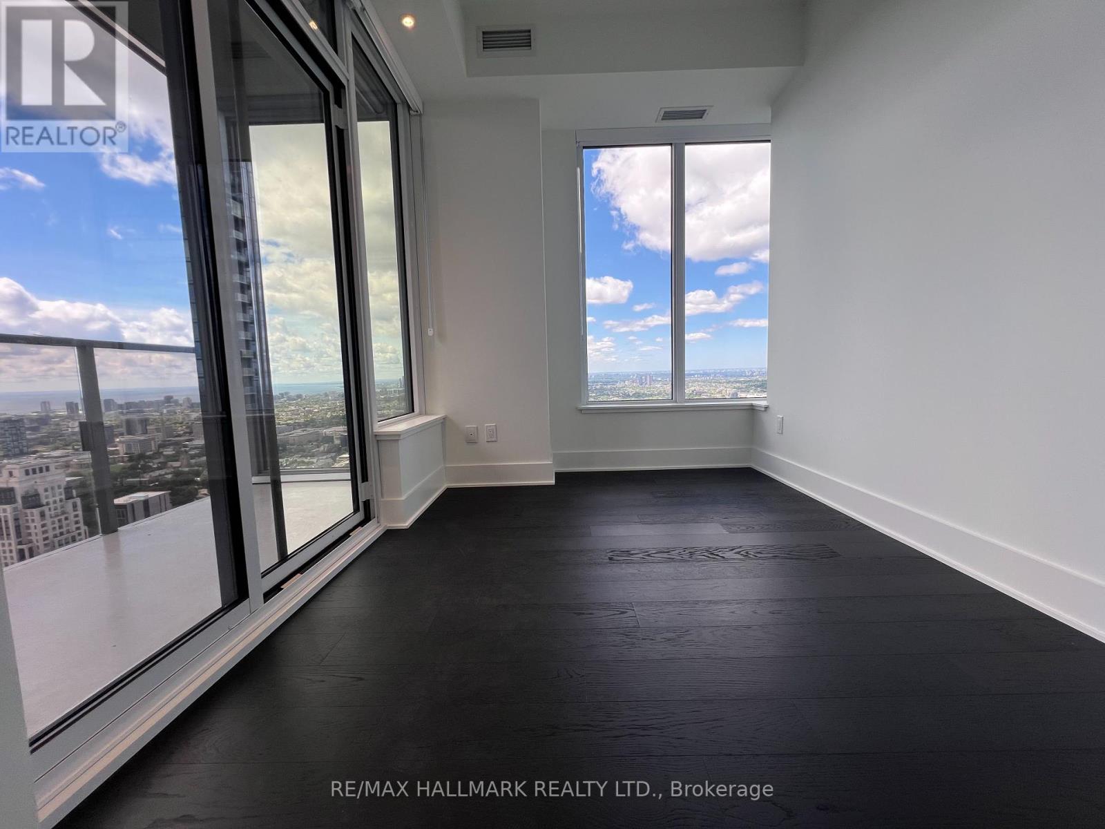 Photo 19 of 4709 11 Yorkville Avenue, Toronto ON
