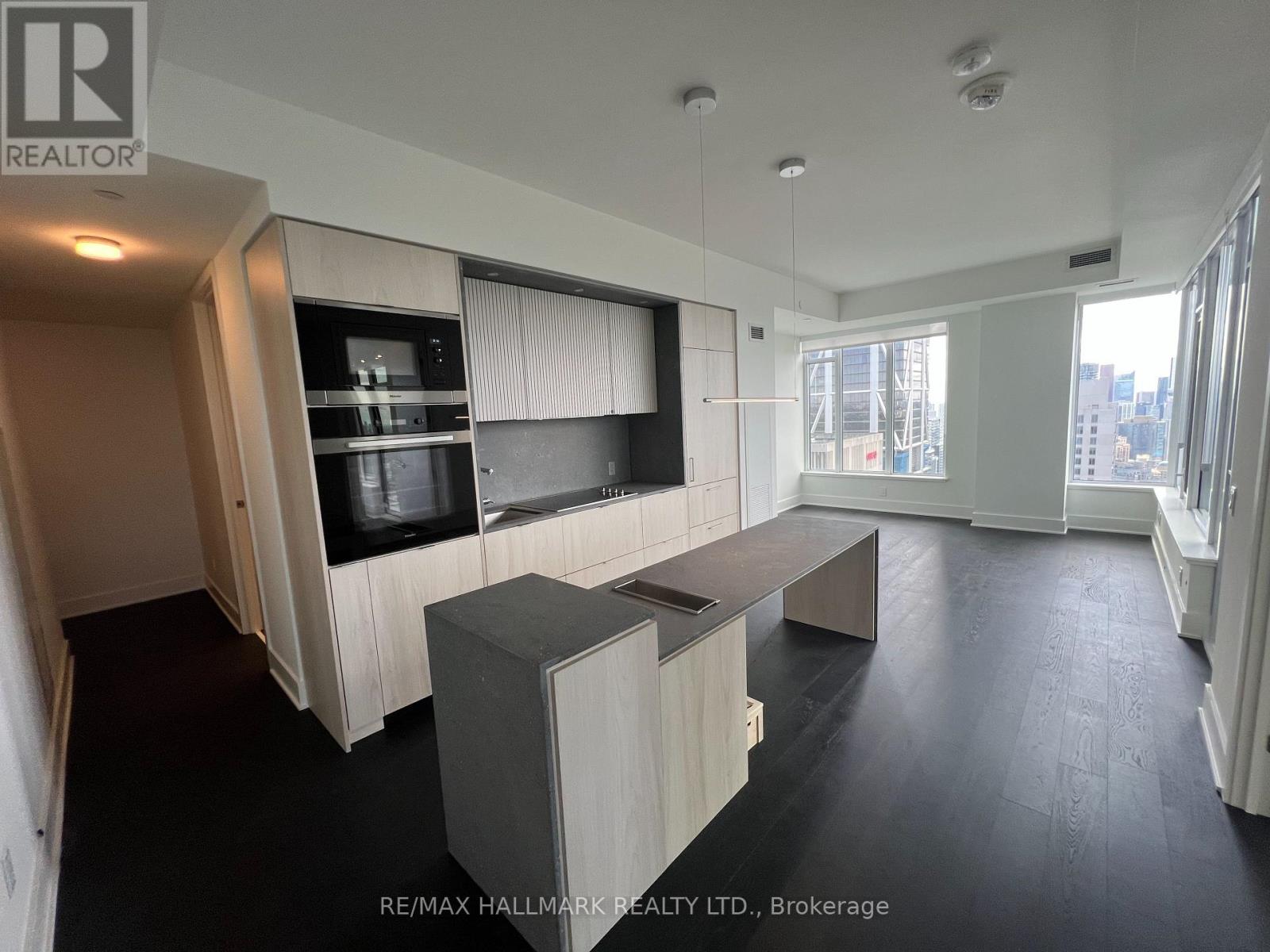 Photo 9 of 4709 11 Yorkville Avenue, Toronto ON