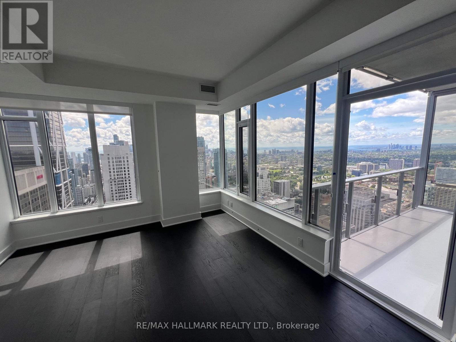 Photo 10 of 4709 11 Yorkville Avenue, Toronto ON