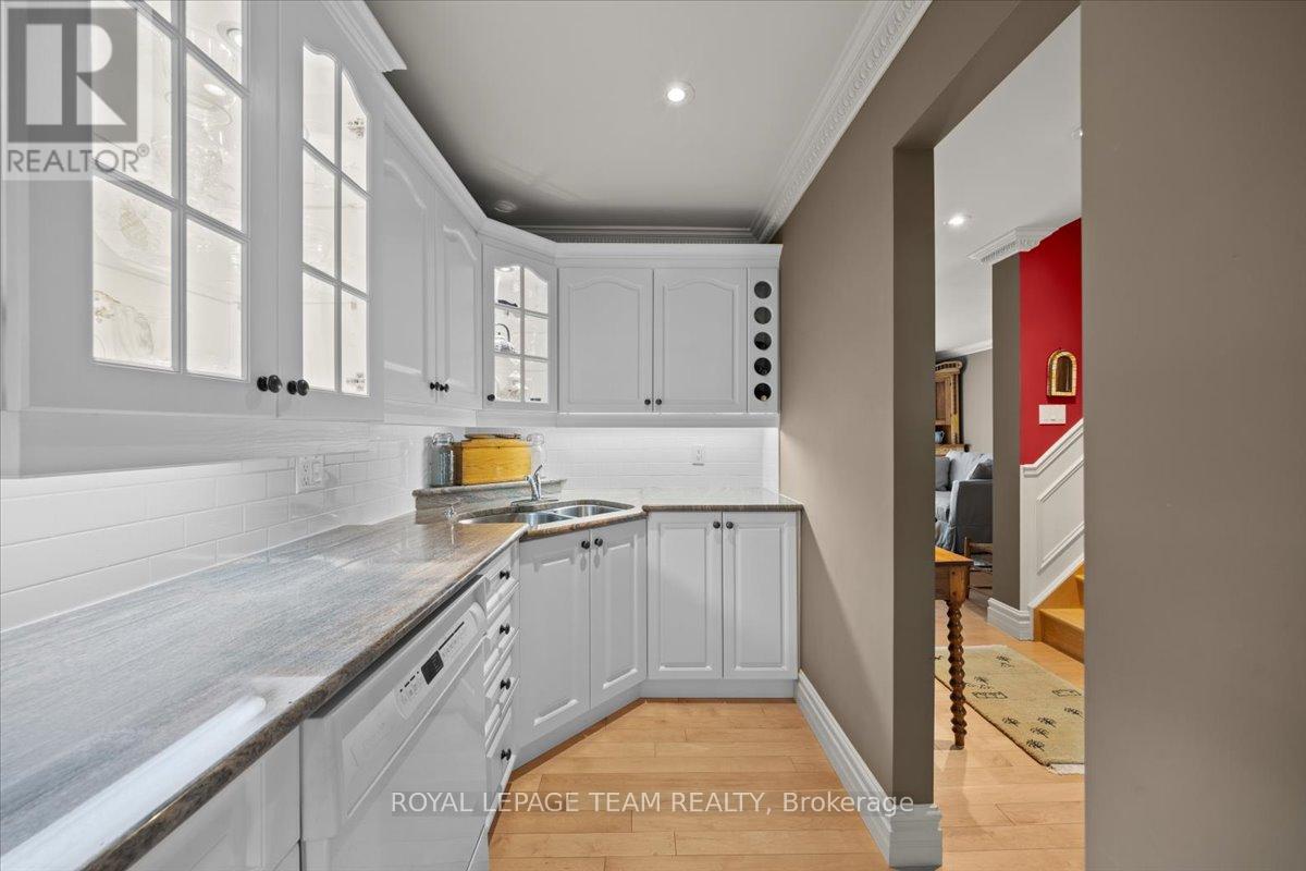 Photo 3 of 14 27 Forsyth Lane, Ottawa ON