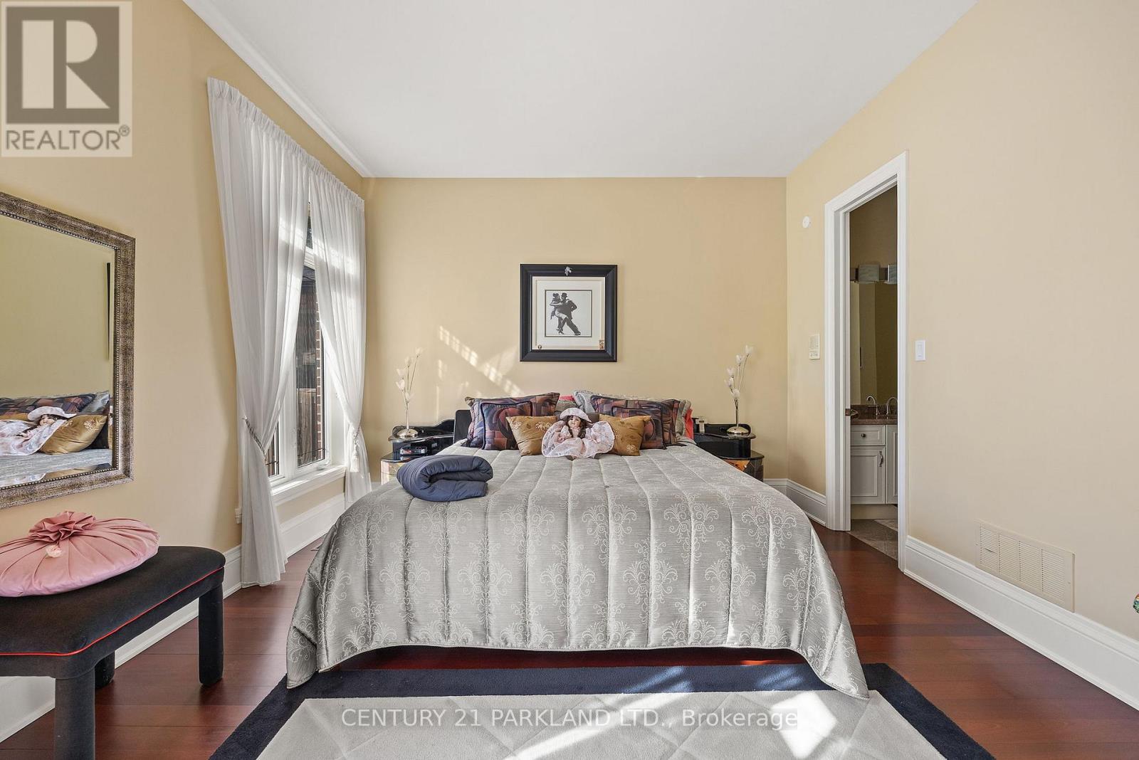 Photo 5 of 16 Boyle Drive, Richmond Hill ON