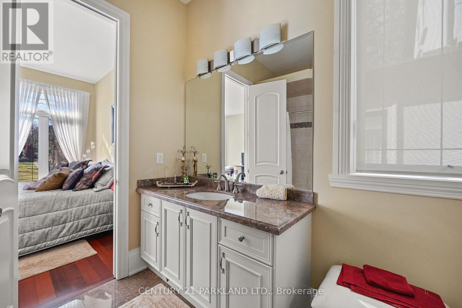 Photo 36 of 16 Boyle Drive, Richmond Hill ON