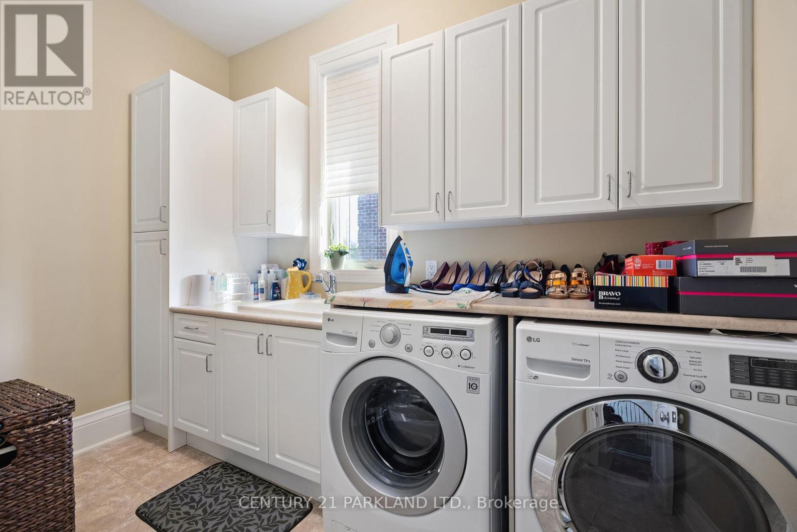 Photo 14 of 16 Boyle Drive, Richmond Hill ON