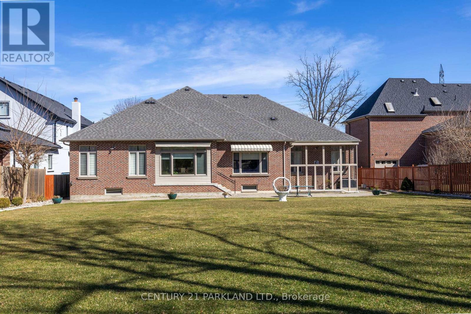 Photo 4 of 16 Boyle Drive, Richmond Hill ON