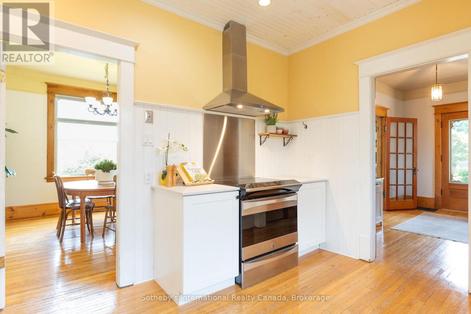 Photo 10 of 12 Elizabeth Street W, Clearview ON