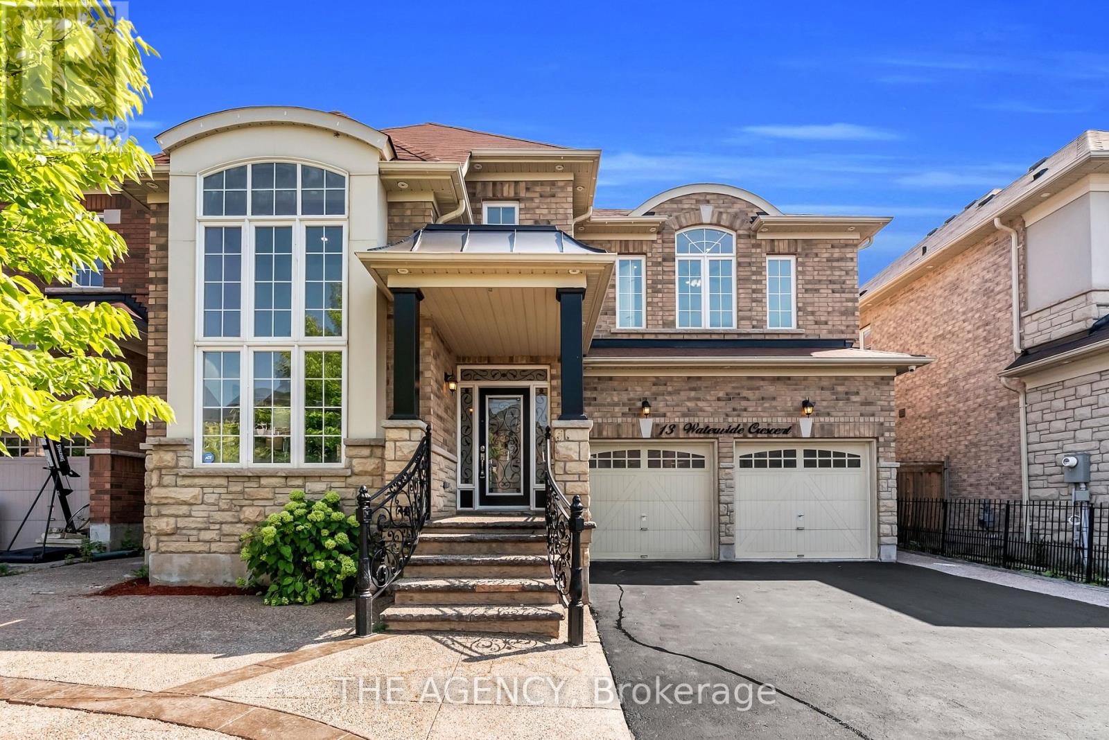 Photo 2 of 13 Waterwide Crescent, Brampton ON