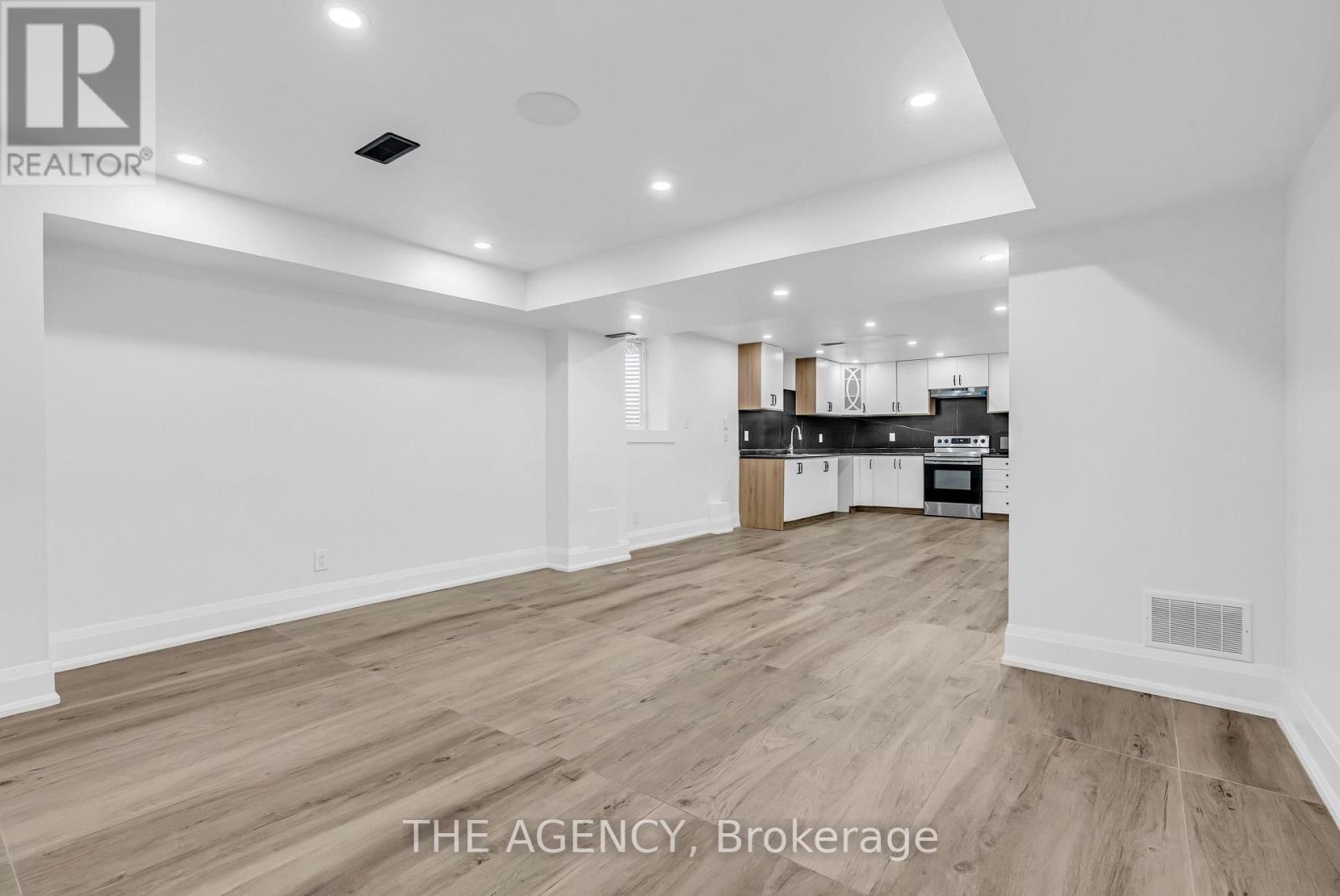 Photo 35 of 13 Waterwide Crescent, Brampton ON