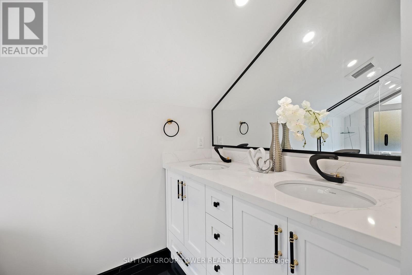 Photo 13 of 48 Silverthorn Avenue, Toronto ON