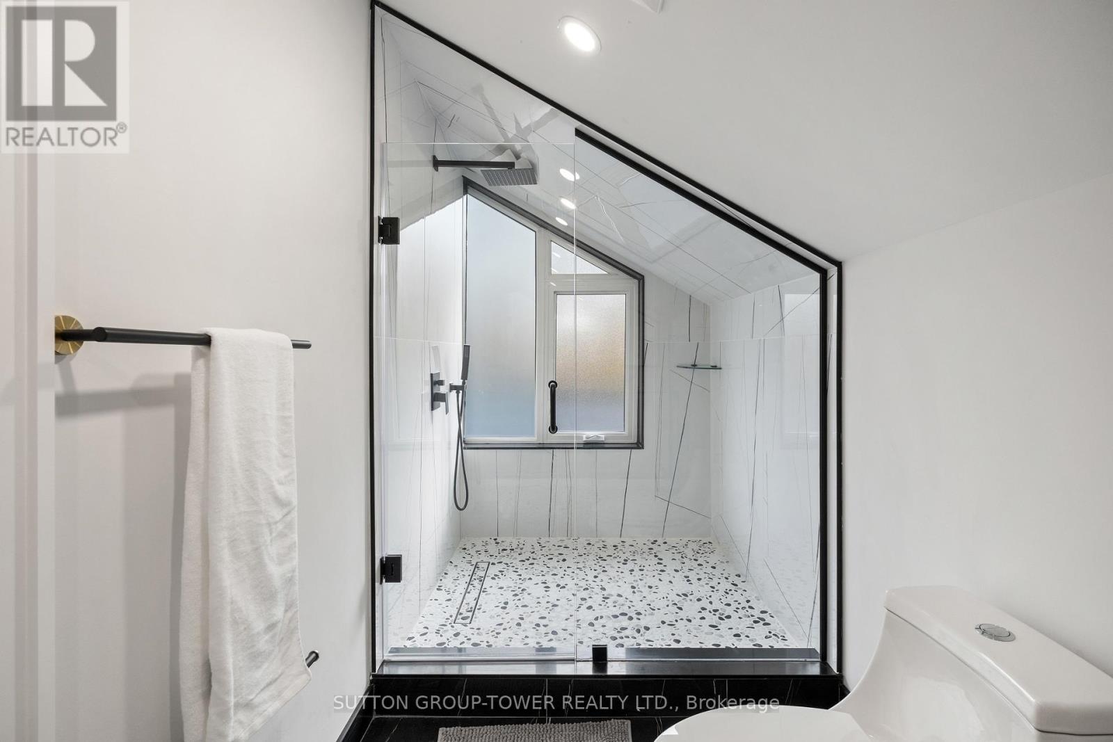 Photo 20 of 48 Silverthorn Avenue, Toronto ON